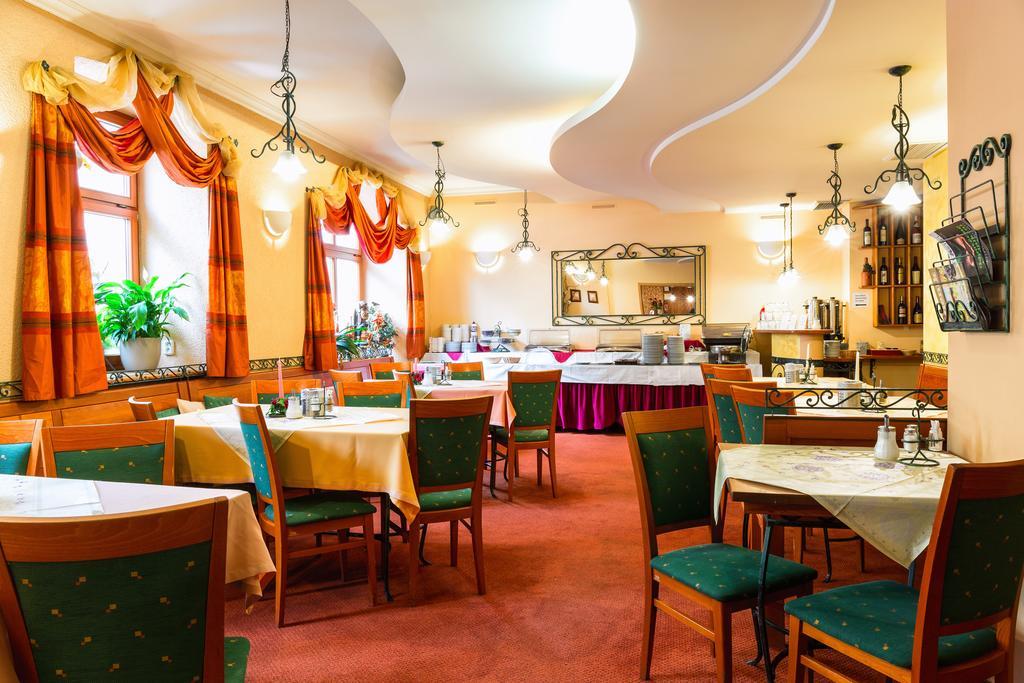 Hotel Palace Пилзен Екстериор снимка