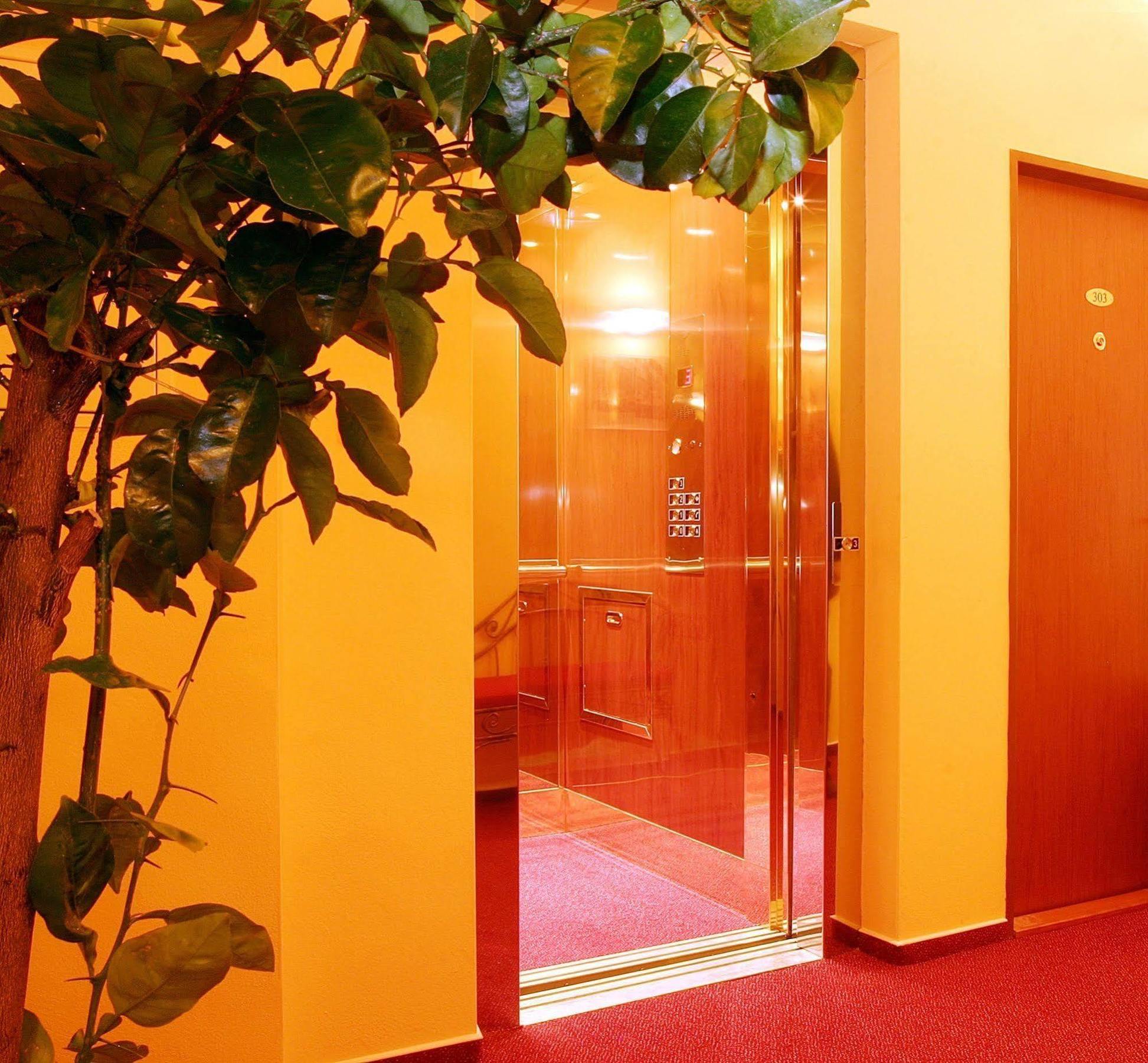 Hotel Palace Пилзен Екстериор снимка